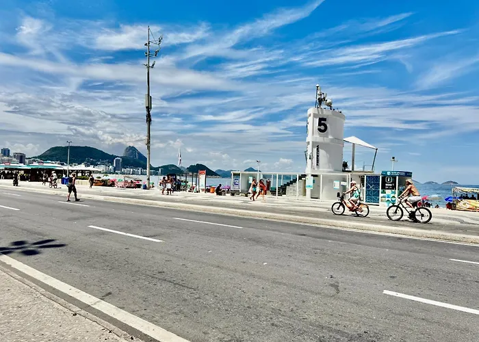 Stay Just 2 Blocks From Copacabana Beach Cozy & Convenient Retreat! Rio de Janeiro